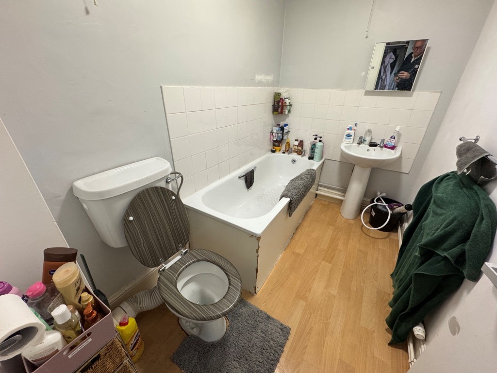 Lot: 132 - PERIOD FREEHOLD BLOCK OF SIX FLATS WITH OFF STREET PARKING - Hay House - Flat 5 - bathroom